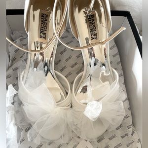 Size 8 1/2 Badgley Mischka White Bow Heels